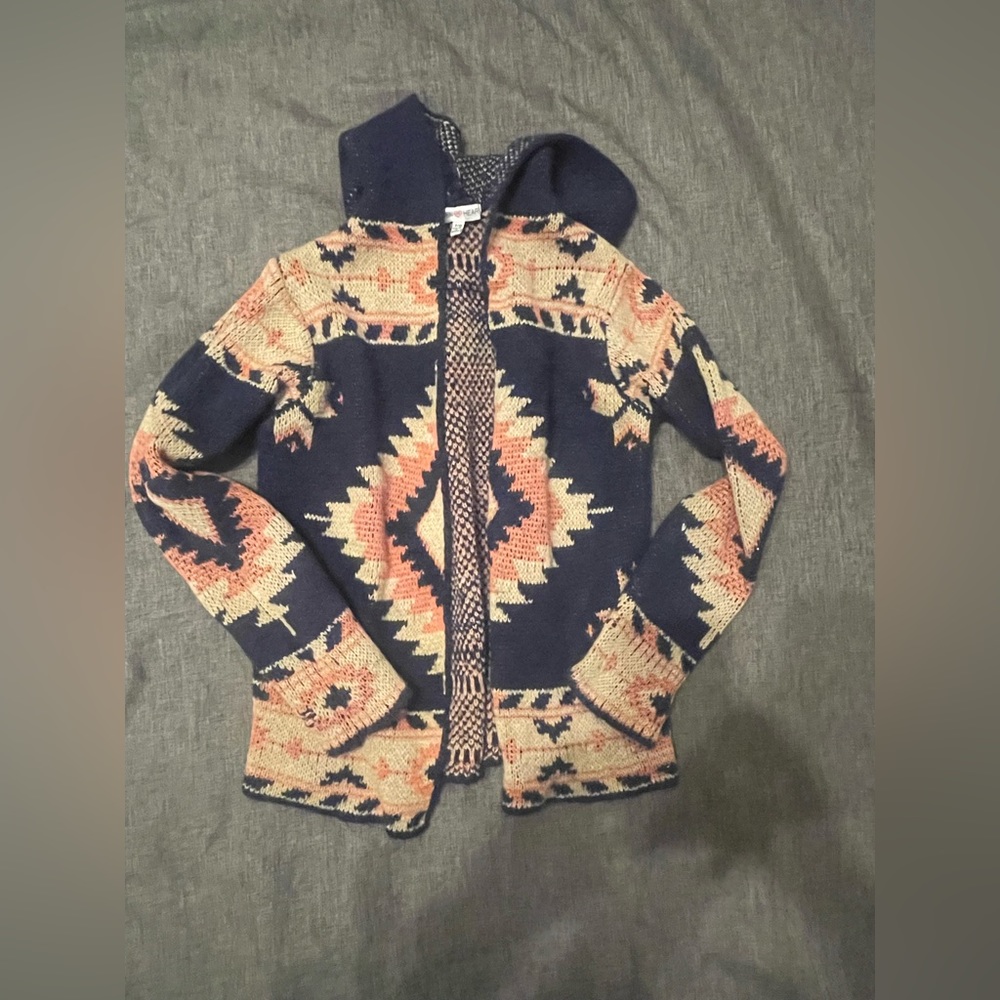 Love this sweater! So cute with jeans and boots !